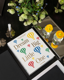 Album fotograficzny "Dream Big Little One" z białą płócienną okładką, złotym napisem i kolorowymi balonami, idealny na zdjęcia z pierwszych lat dziecka.