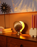 Lampa z mosiądzu w kształcie muszli Scarlett