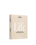 Beżowy album fotograficzny Printworks z płócienną okładką i białym napisem, w formie pudełka z segregatorem na zdjęcia.