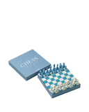 Elegancki zestaw szachów Printworks z pionkami i szachownicą w odcieniach błękitu i bieli.