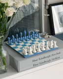 Elegancki zestaw szachów Printworks z pionkami i szachownicą w odcieniach błękitu i bieli.