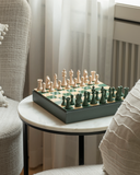 Elegancki zestaw szachów Printworks z pionkami i 25x25 cm szachownicą w odcieniach zieleni i bieli.