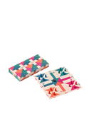 Stylowy zestaw gry Chińczyk Printworks z kolorowym designem, idealny do wspólnej zabawy i dekoracji wnętrza.