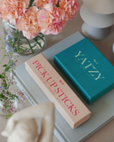 Nowoczesny zestaw gry Yatzy Printworks w minimalistycznym designie i szlachetnej zieleni, do zabawy przy stole i dekoracji wnętrza.