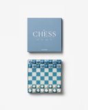 Elegancki zestaw szachów Printworks z pionkami i szachownicą w odcieniach błękitu i bieli.
