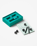 Nowoczesny zestaw gry Yatzy Printworks w minimalistycznym designie i szlachetnej zieleni, do zabawy przy stole i dekoracji wnętrza.