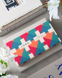 Stylowy zestaw gry Chińczyk Printworks z kolorowym designem, idealny do wspólnej zabawy i dekoracji wnętrza.